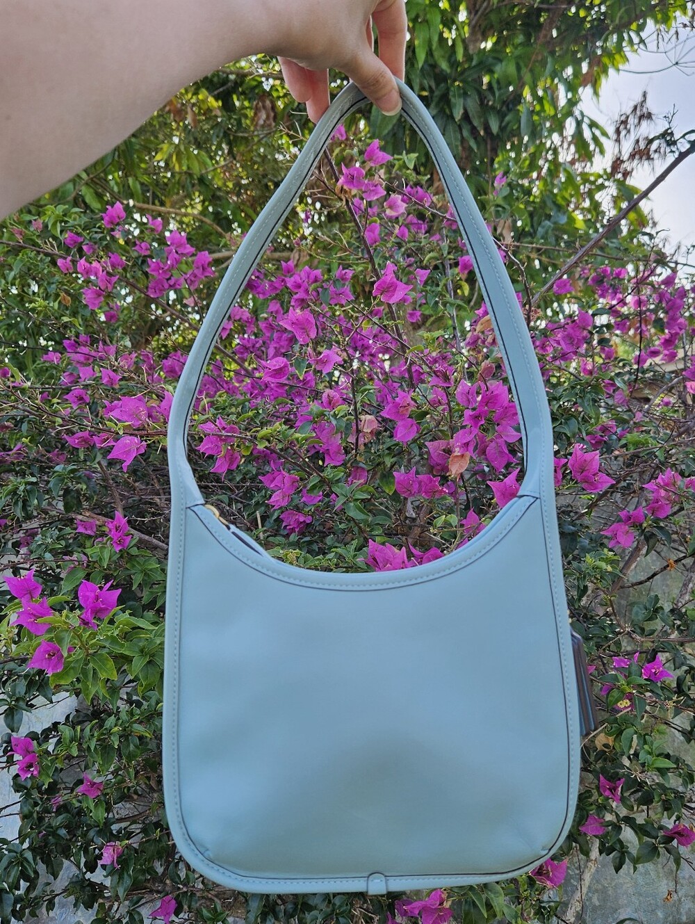 Coach Curve Zip in Light Blue Glovetanned Leather Shoulder Bag CAF11